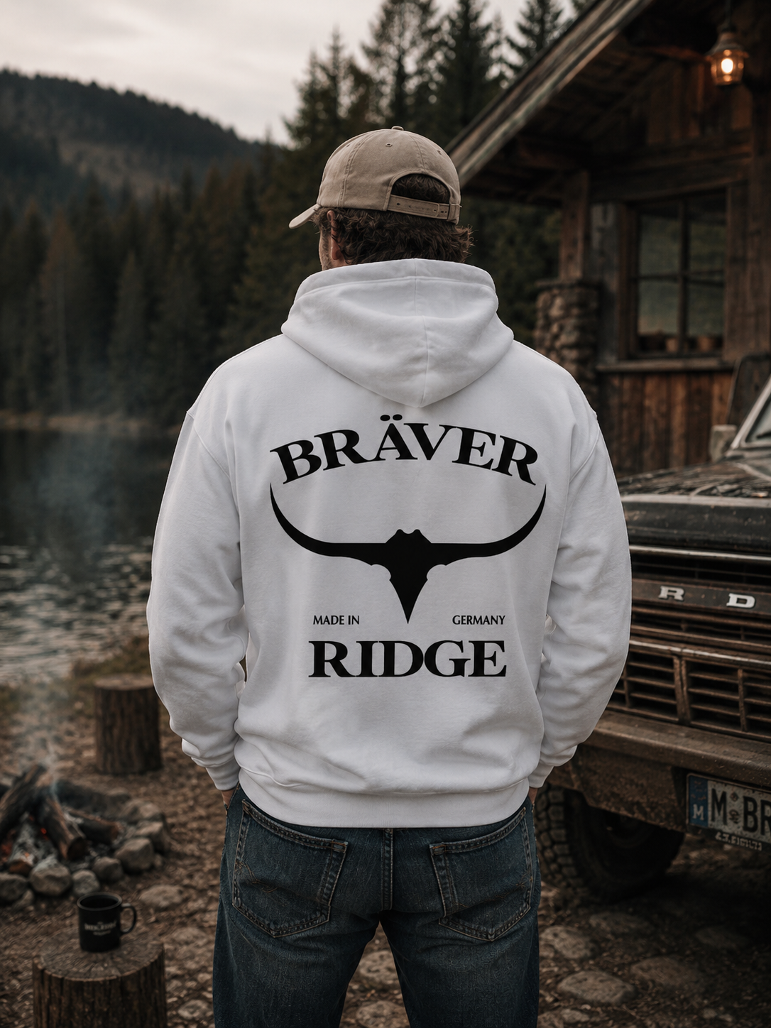 Mann mit Pullover am See